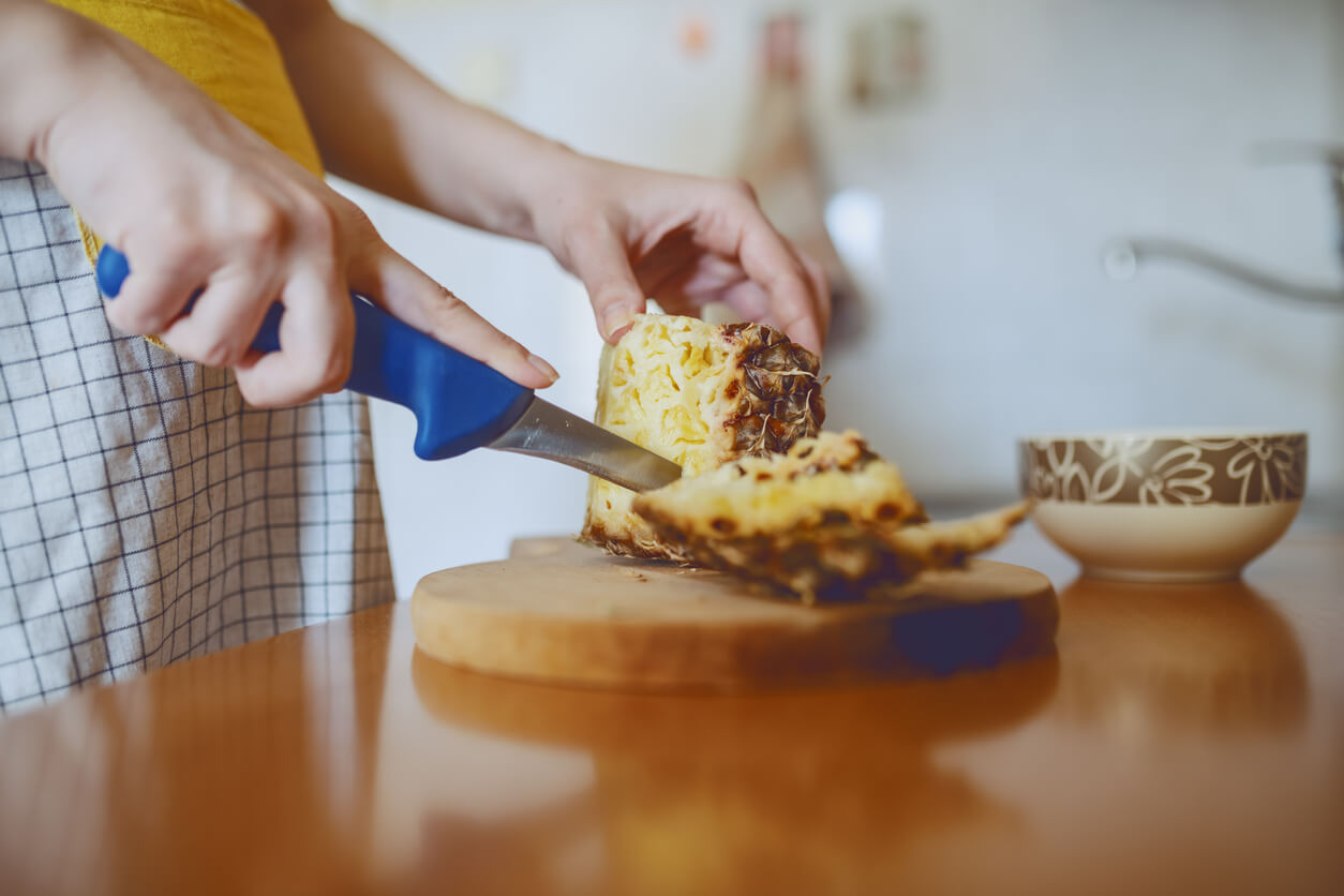 Ananas skärs upp.