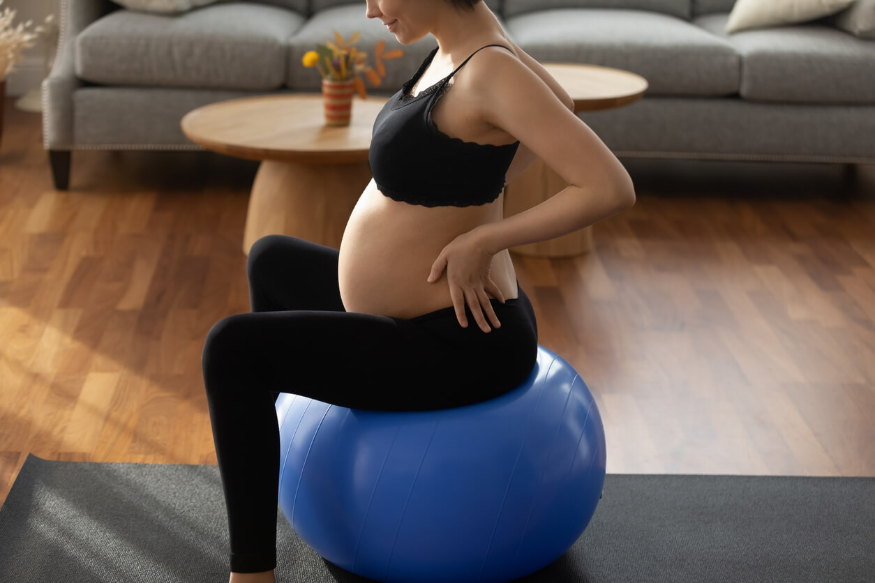 Ejercicios para realizar con la fitball durante el embarazo - Eres Mamá