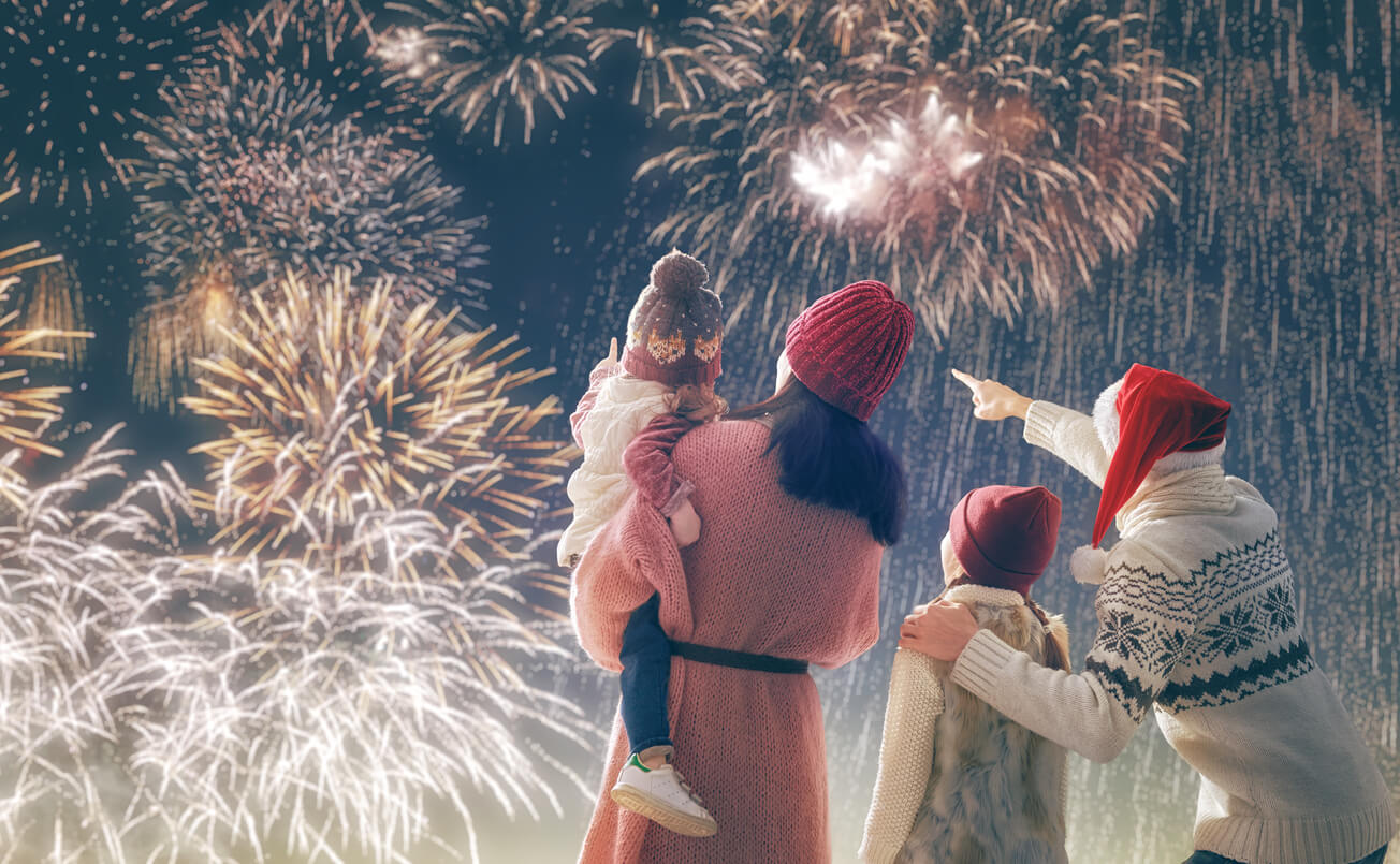 Een gezin kijkt naar vuurwerk