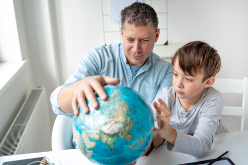 5 recursos y ejercicios educativos para enseñar geografía a los niños en casa