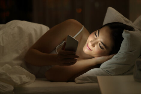 Los efectos de usar el móvil por la noche en los adolescentes
