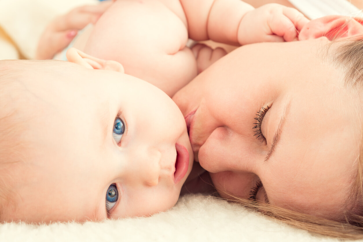 Un bébé peau à peau contre sa maman.