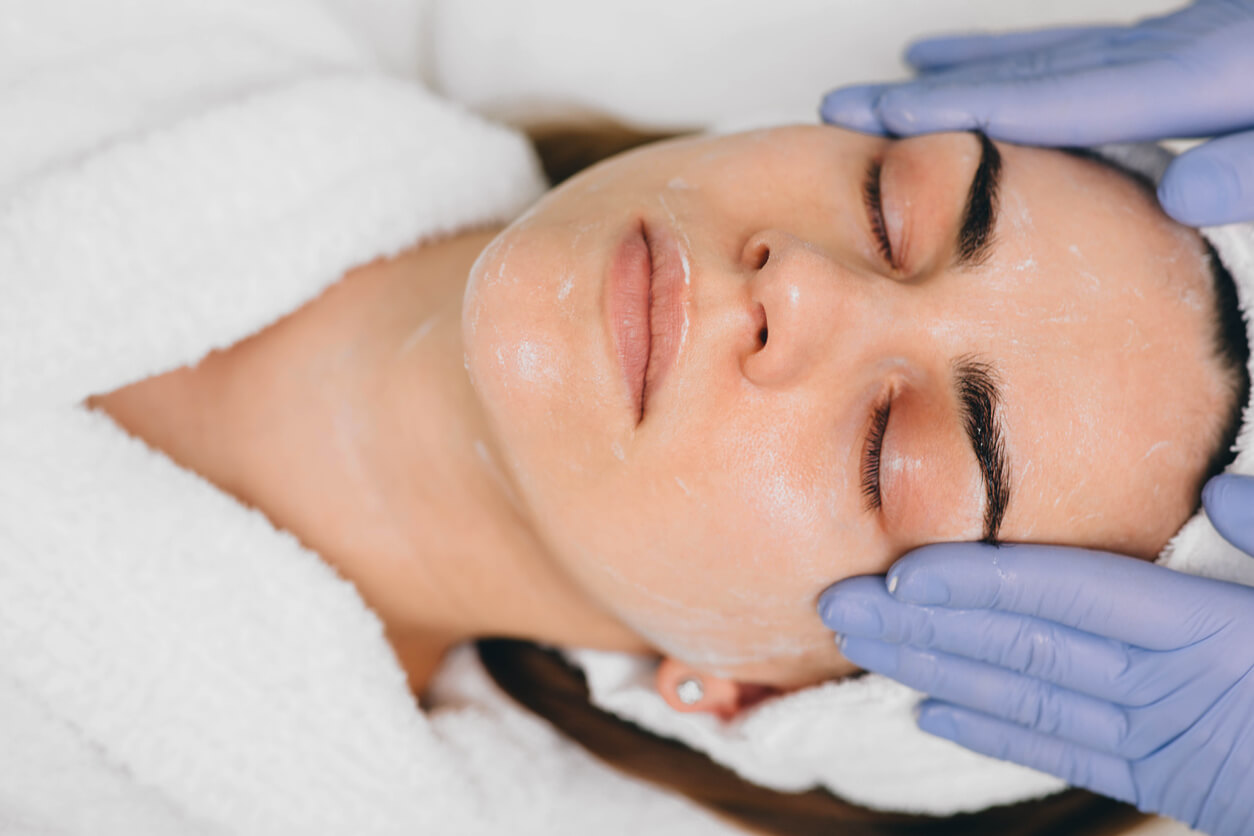 Une femme chez l'esthéticienne pour un soin du visage.