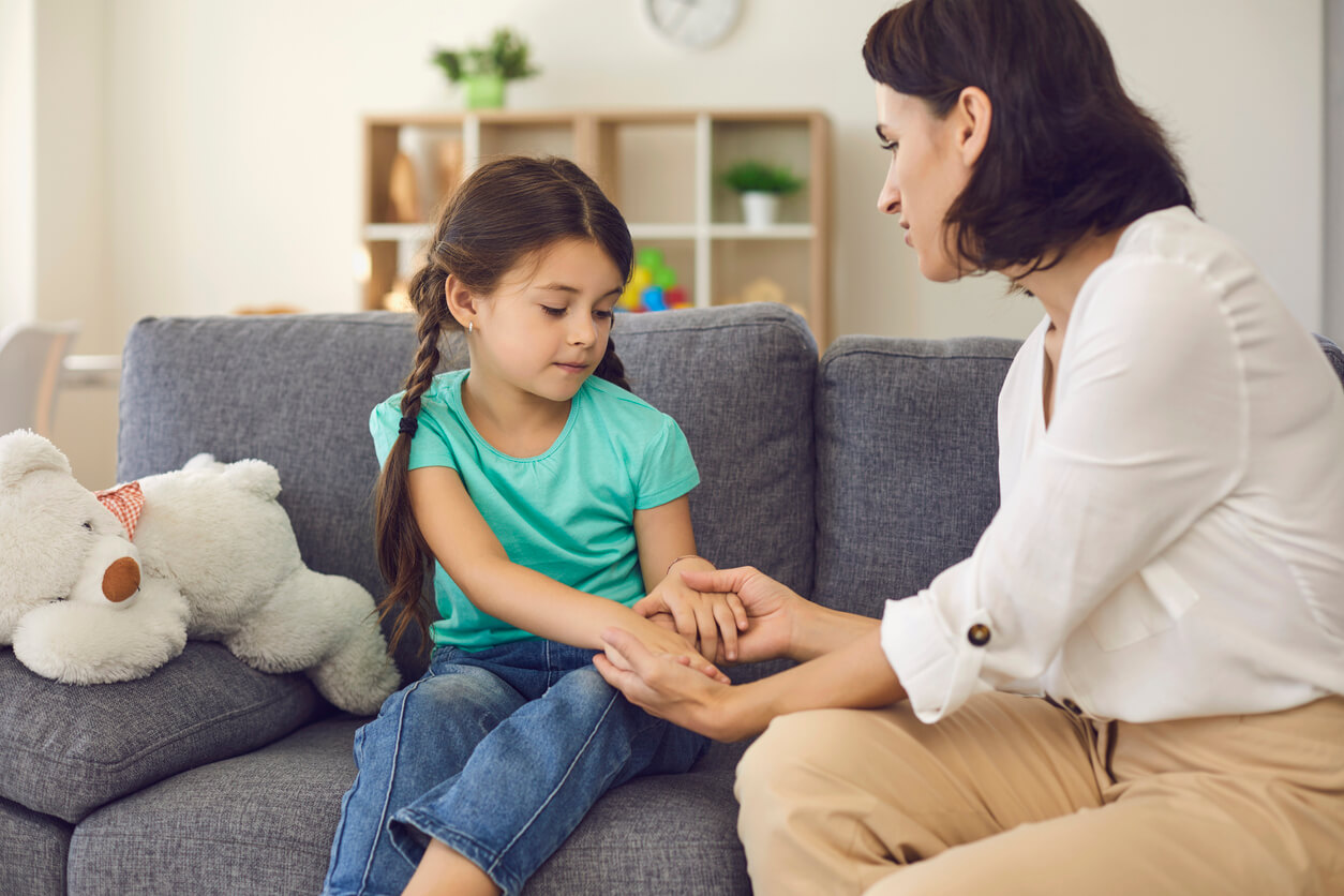 Une mère et sa fille qui partage un moment.