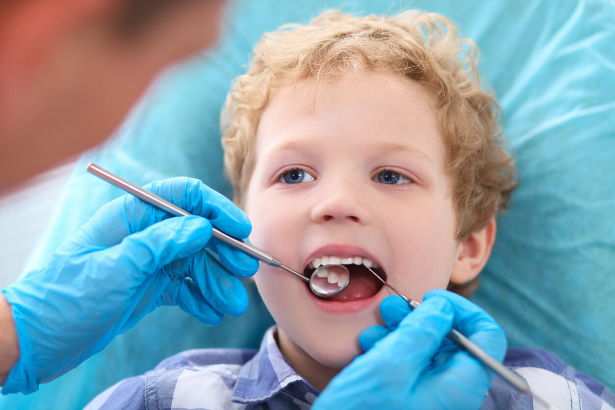 Mi hijo no come dulces y tiene caries: ¿por qué?