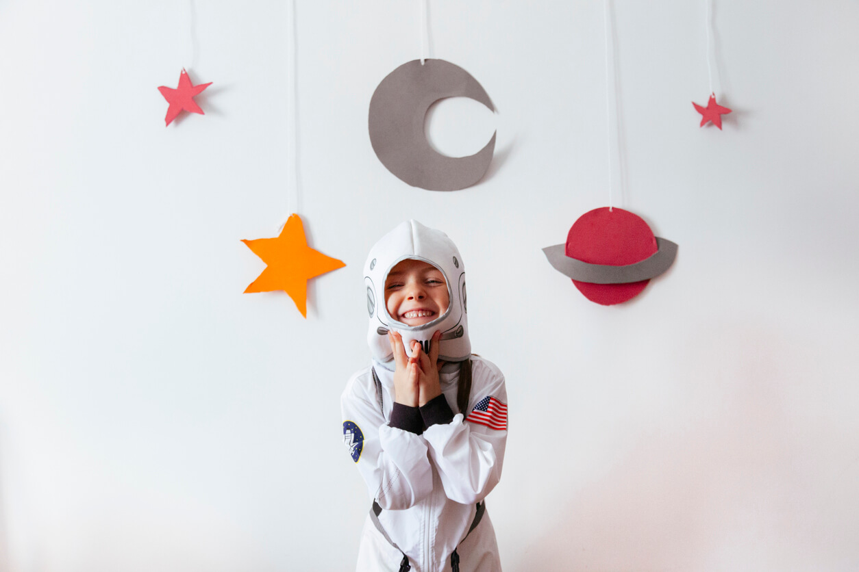 Un enfant déguisé en astronaute.