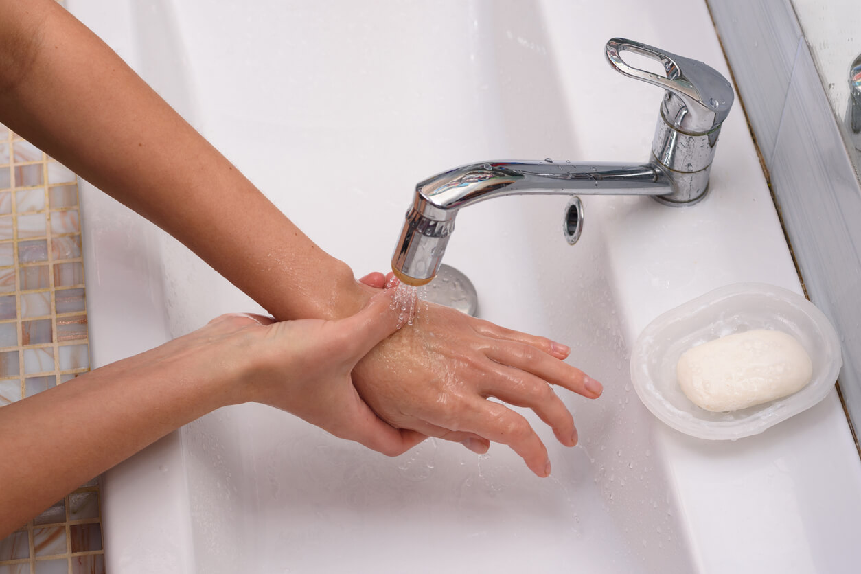 enfant qui s'est brûlé la peau avec un liquide