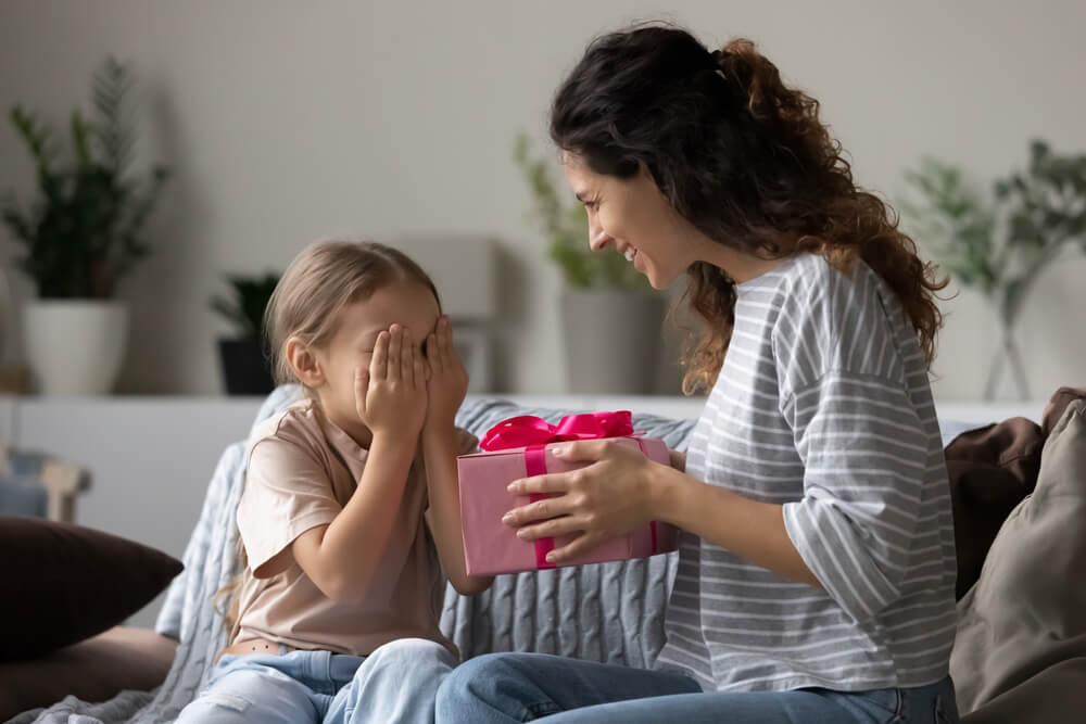 Une maman qui offre un cadeau à sa fille.