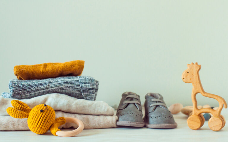 ¿Qué tipo de ropa se recomienda para la piel del bebé?