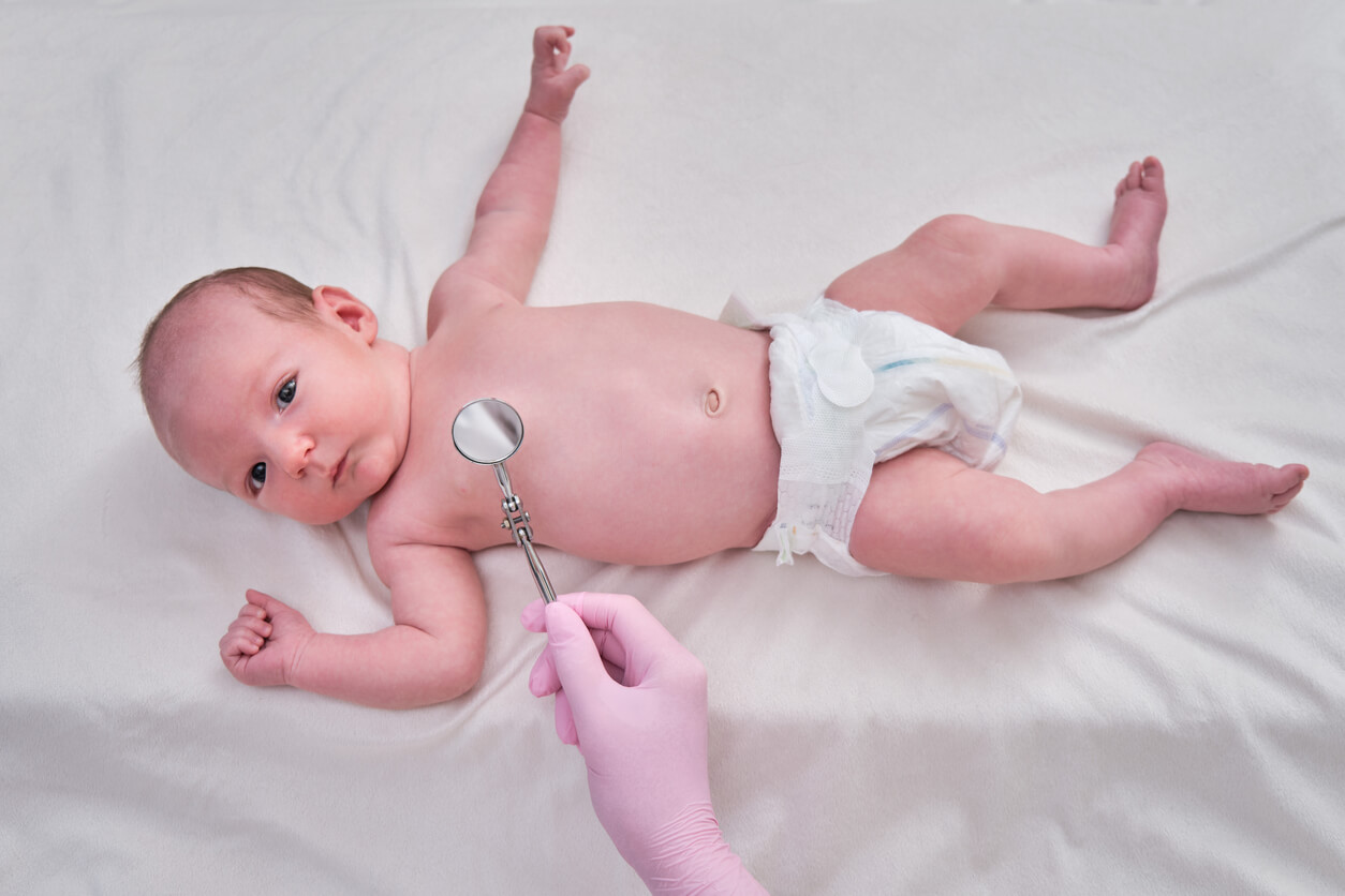 En tannlege ser på en babys munn med et speil.