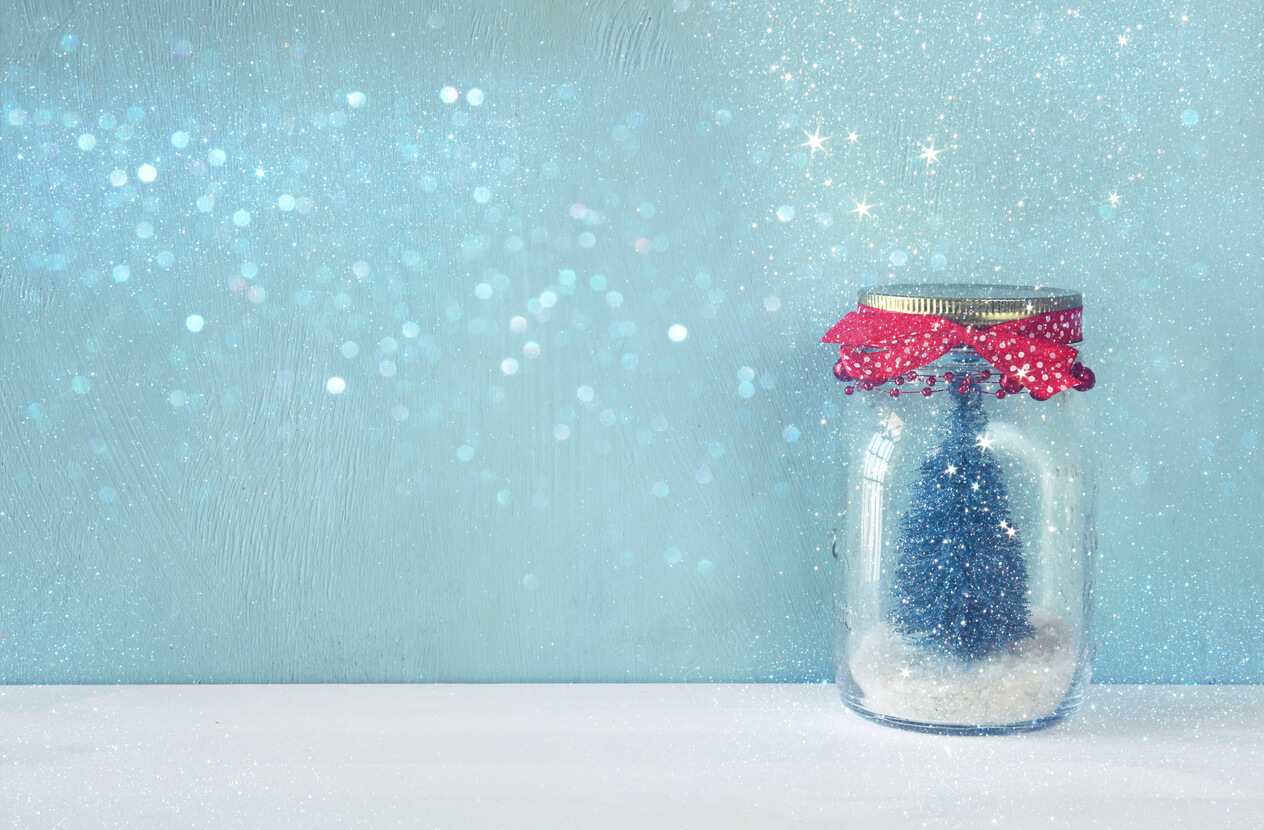 Un pot en verre décoré.