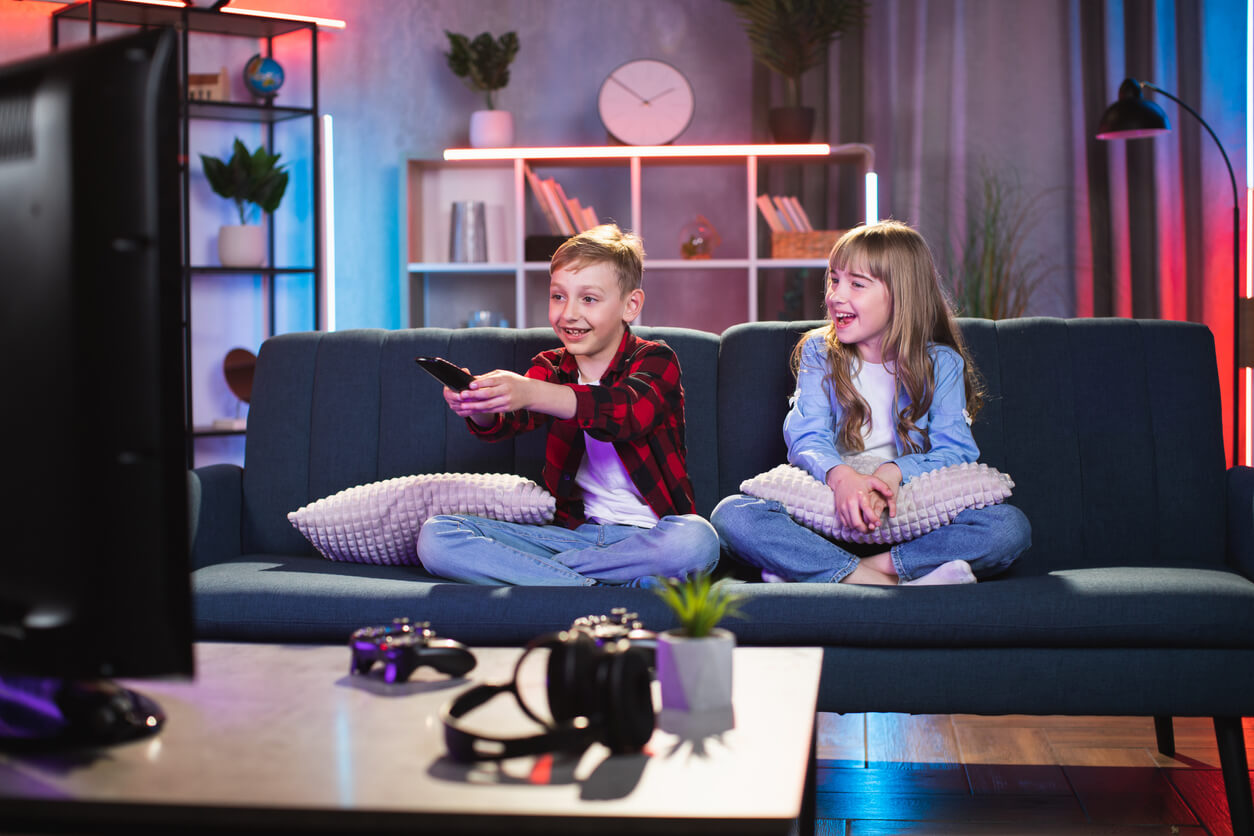 Deux enfants qui regardent la télévision.