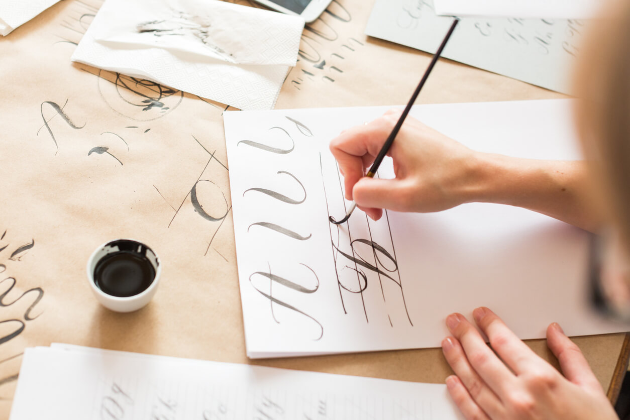 En tenåring som øver på bokstaver.