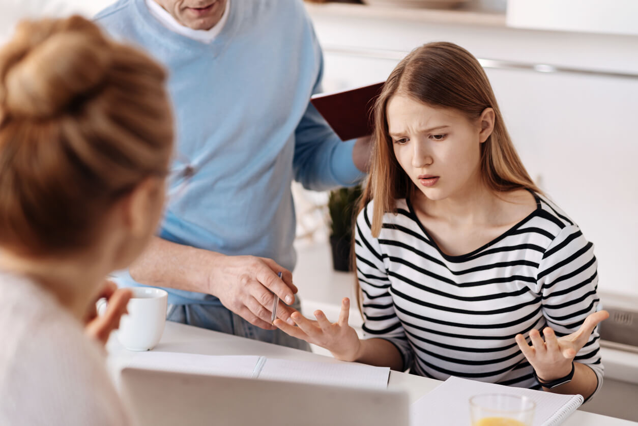 Een meisje in gesprek met haar ouders