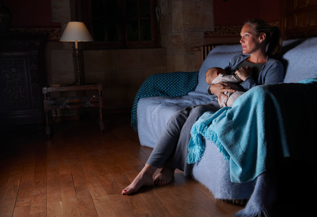 Une mère qui allaite son bébé la nuit.