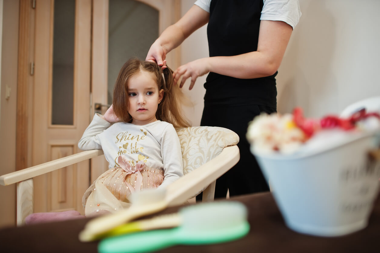 Une jeune fille qui se fait coiffer.