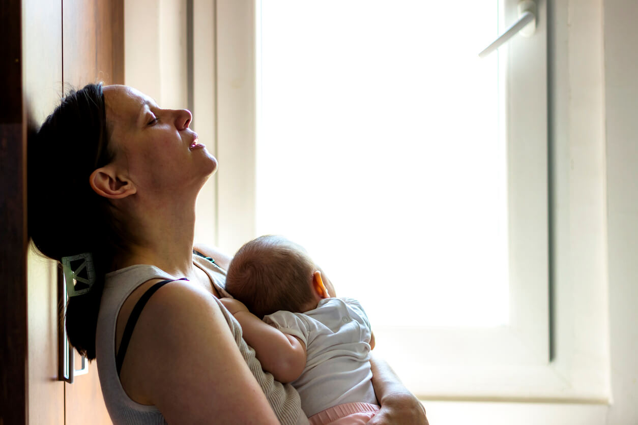 Une femme avec un bébé dans les bras.