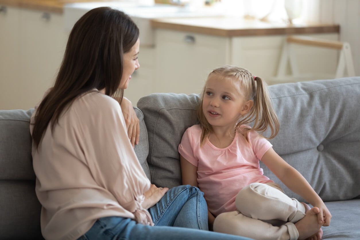 Une maman qui discute avec sa fille.