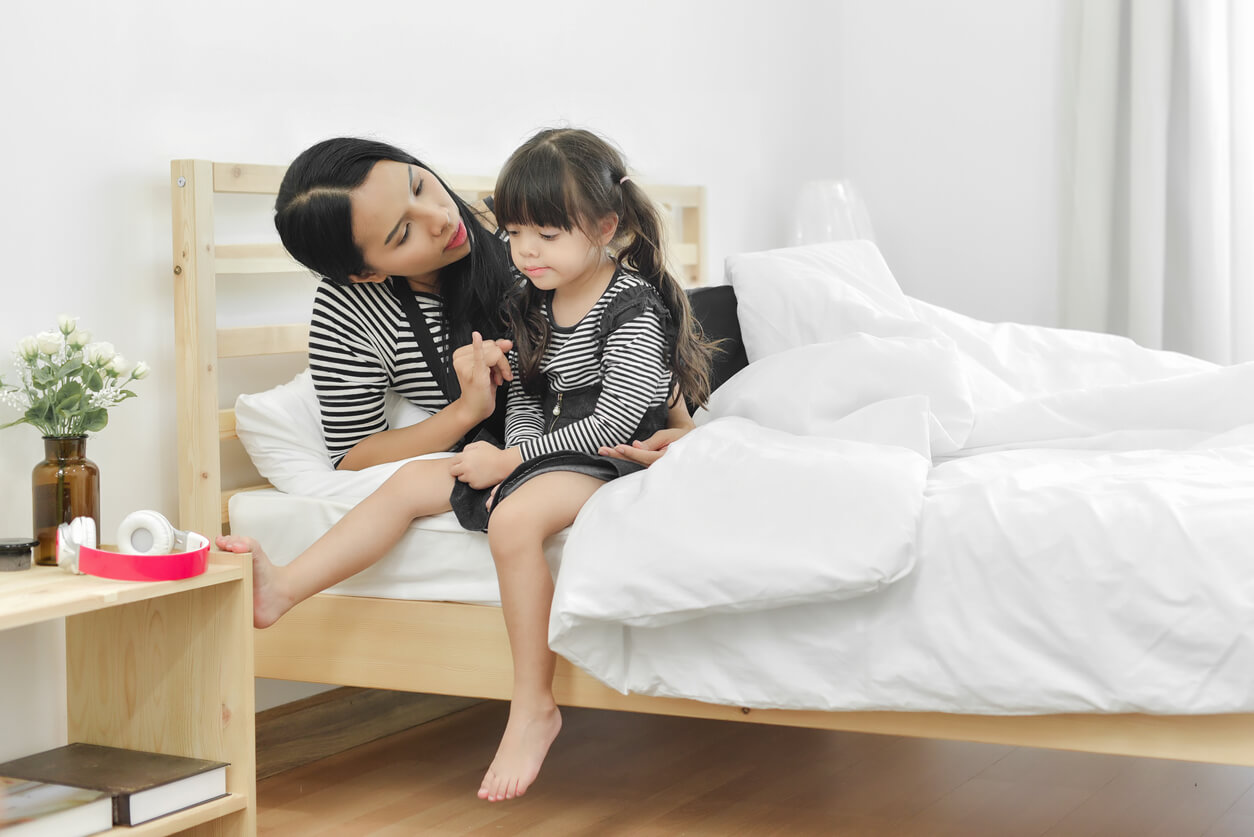 En mamma som ber sin lilla dotter om ursäkt.