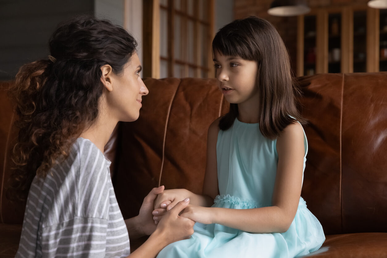 Une mère qui discute avec sa fille.