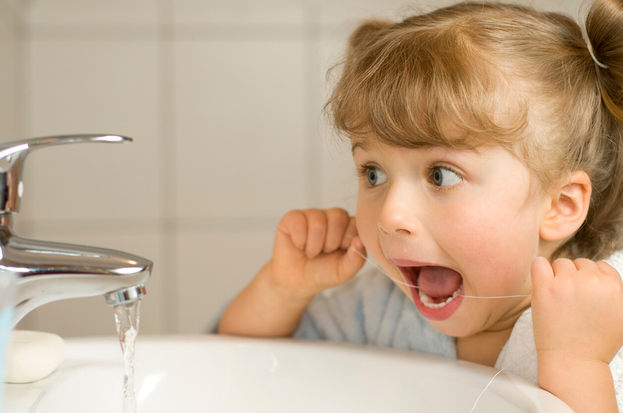 ¿Cuándo y cómo usar el hilo dental en los niños?
