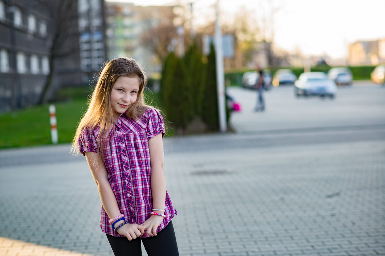 Une jeune fille dans la rue.