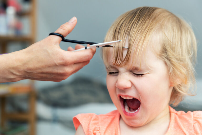 Niños con miedo a cortarse el pelo: cómo ayudarles