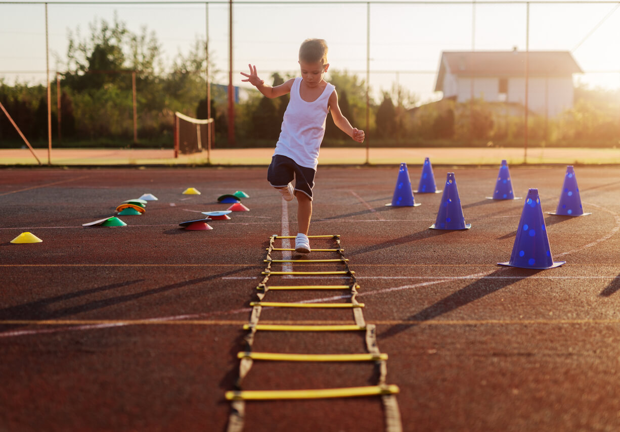 Un enfant qui fait des exercices sportifs.