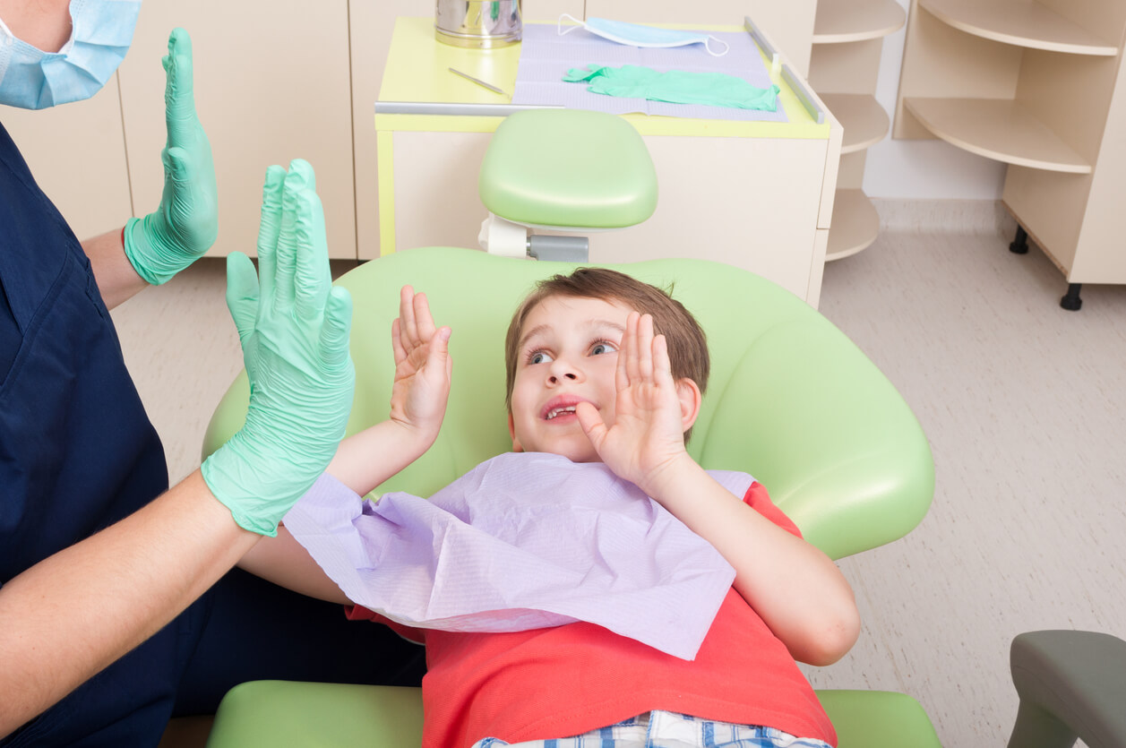 Un enfant chez le dentiste. 