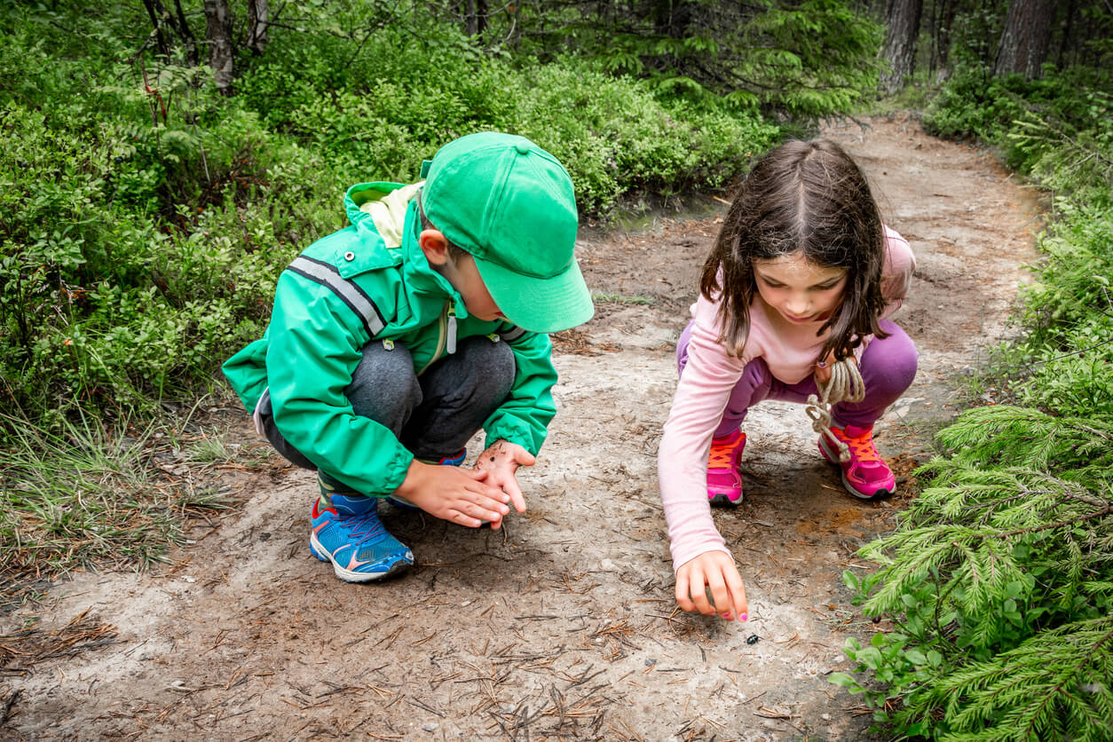 Deux enfants qui jouent dans la nature.