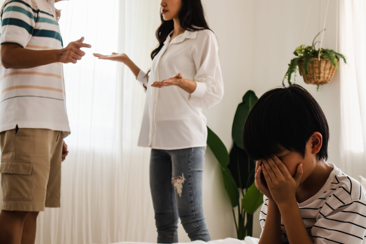 Deux adultes qui se disputent devant un enfant.