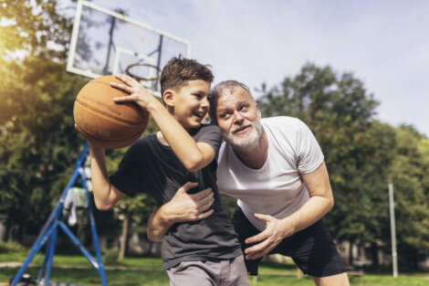 ¿Debo dejar ganar a mi hijo cuando juego con él?