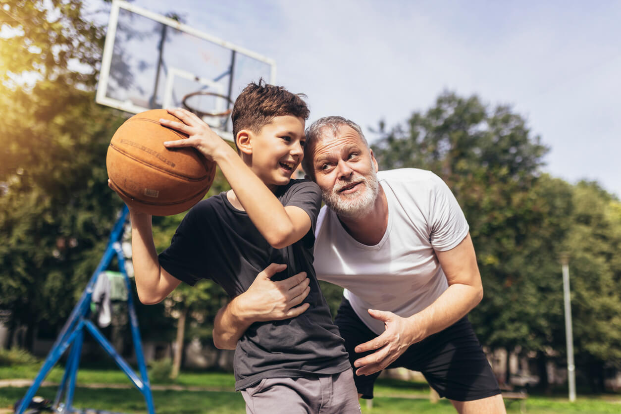 Beneficios de jugar a baloncesto para los niños - Mamá Psicóloga Infantil