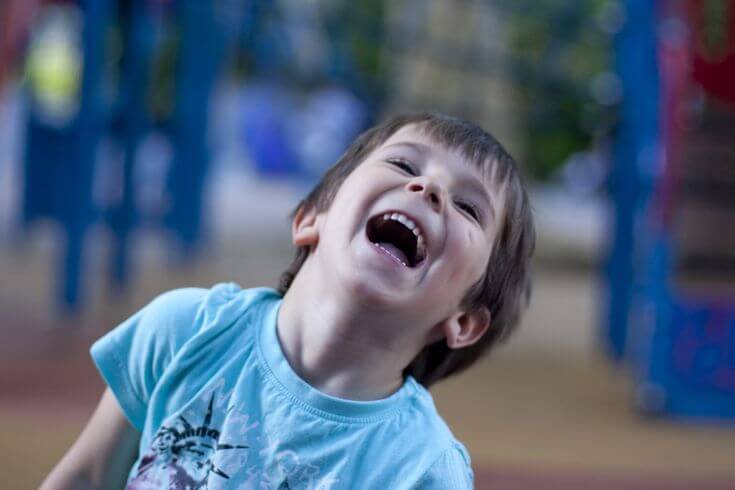 ¿Por qué mi hijo se ríe cuando lo regaño?