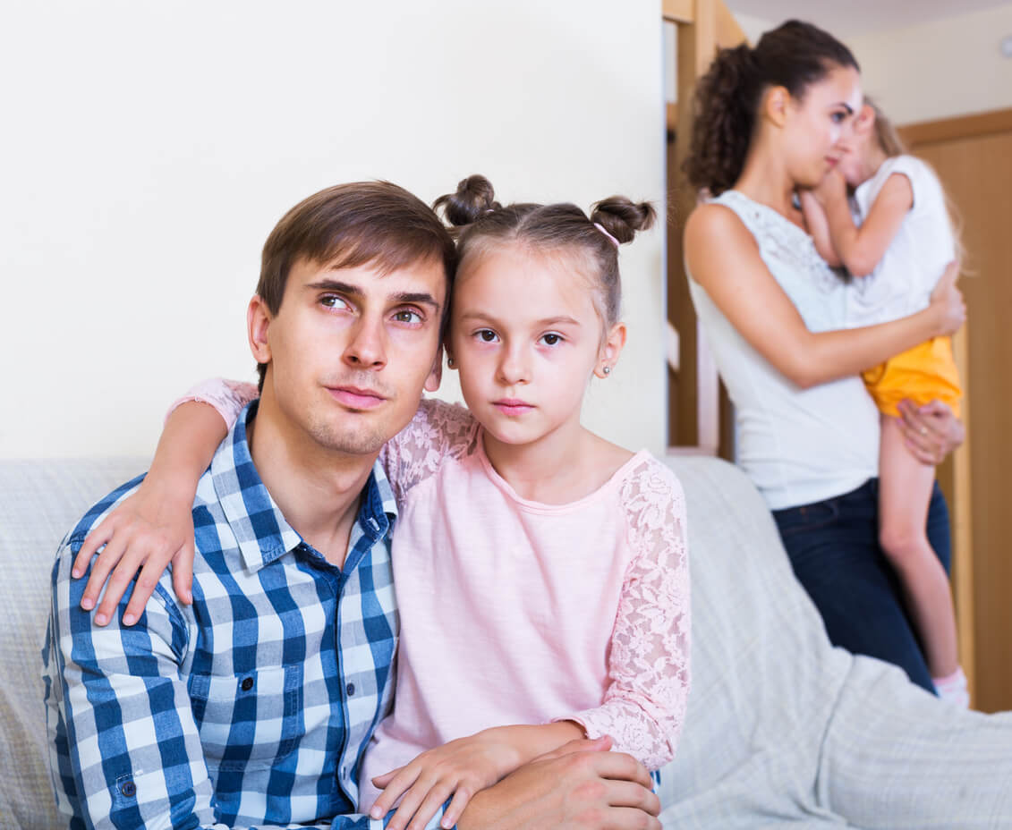 Foreldre snakker med sine små barn om skilsmisse.
