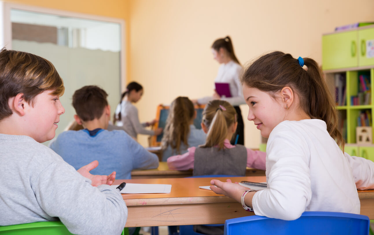 Des enfants en classe.