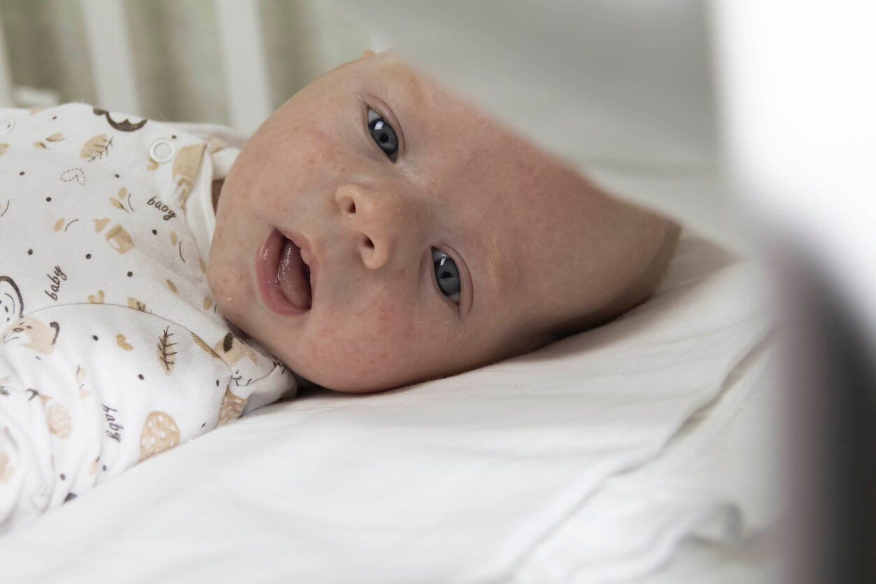 Nyfødt baby i seng