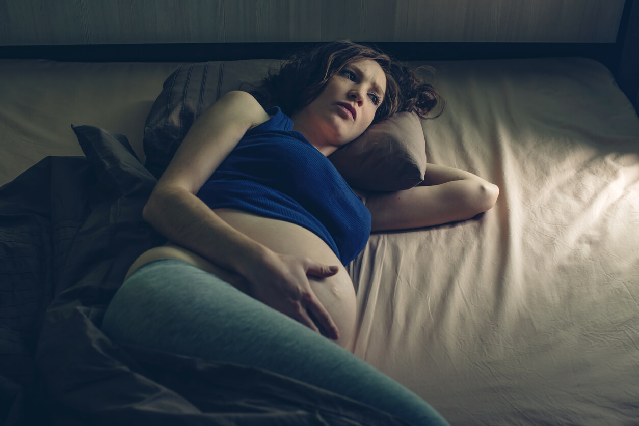 A pregnant woman who's unable to sleep.