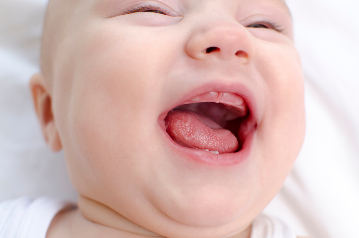 Baby smiler stort