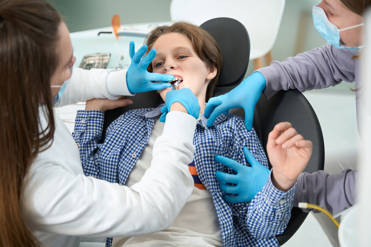 ¿Duelen las extracciones dentales en los niños?