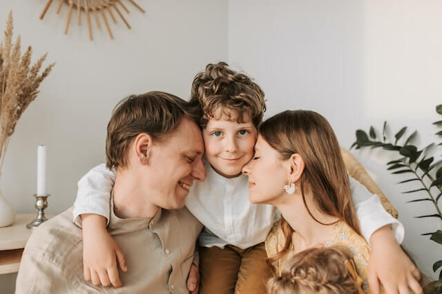 familia-abrazo-padres-hijos