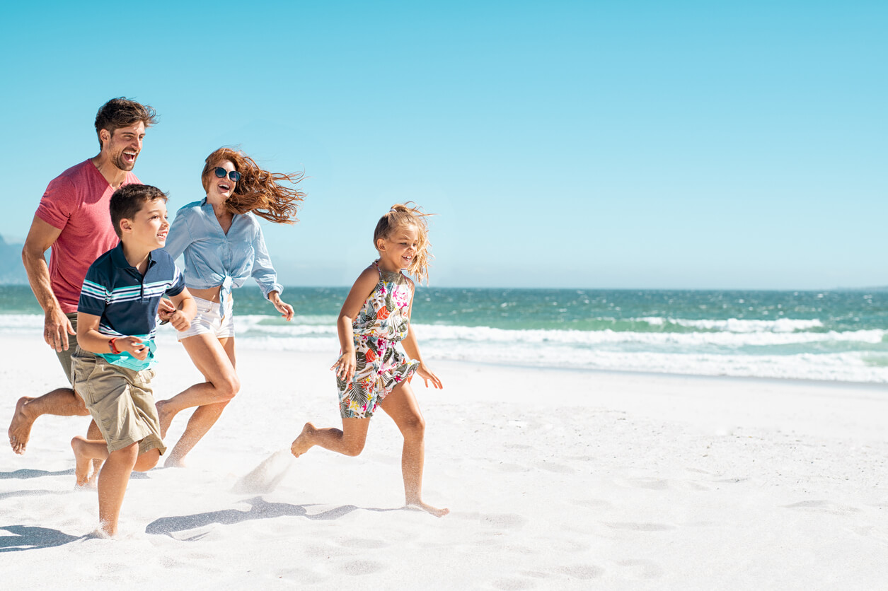 En familie som løper på stranden.