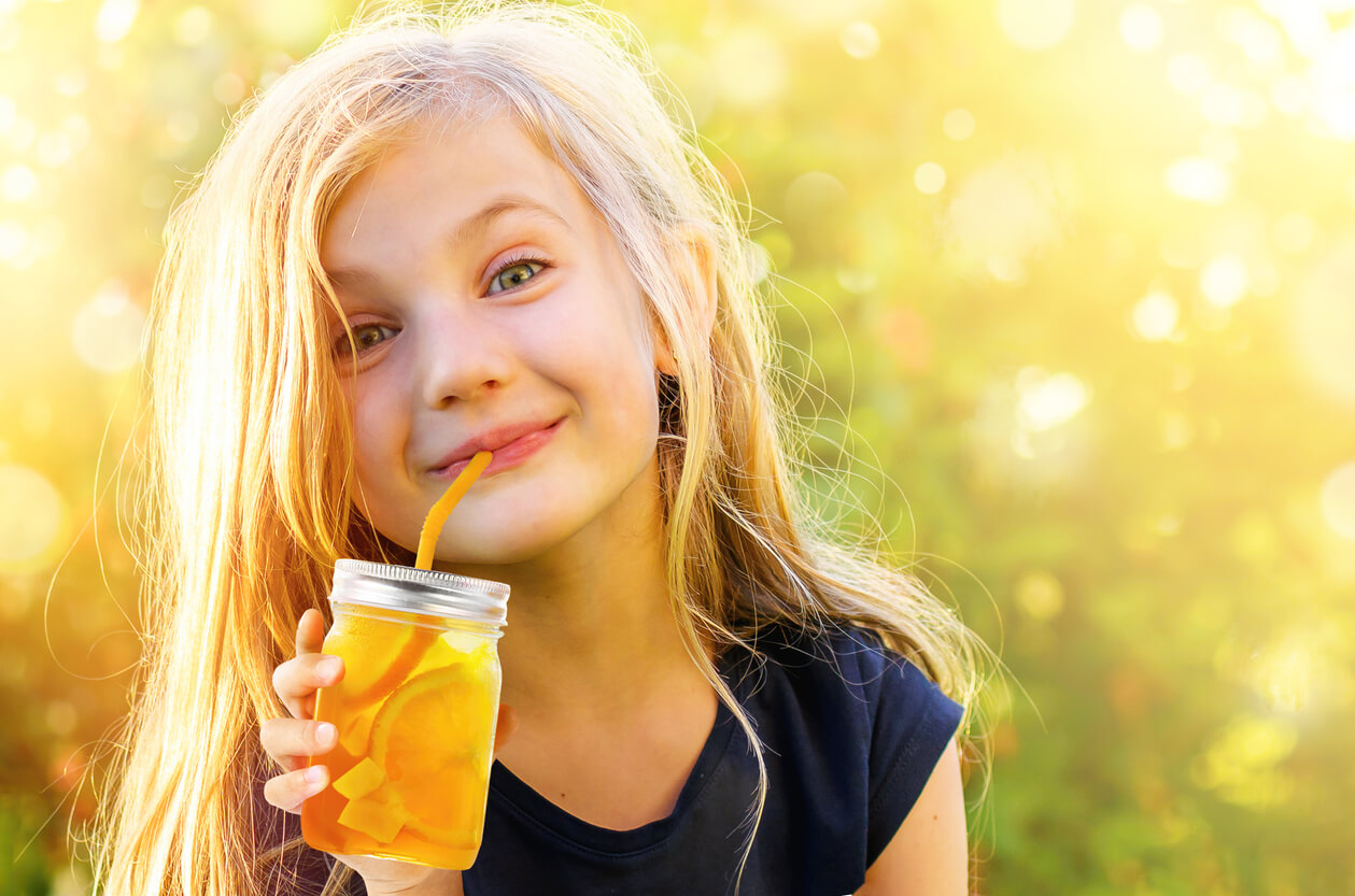 Los jugos de fruta y los dientes de los niños