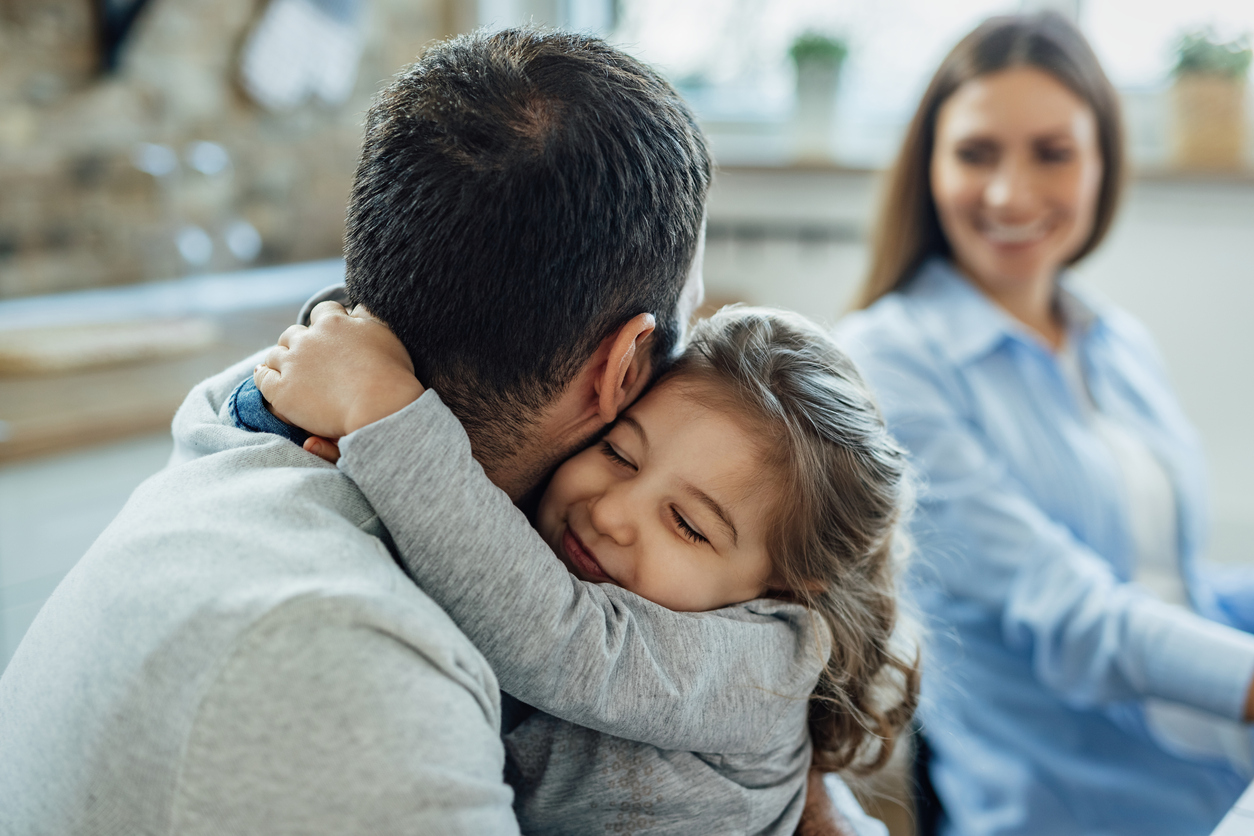 Cuando los hijos prefieren a mamá o a papá: qué hacer y qué no