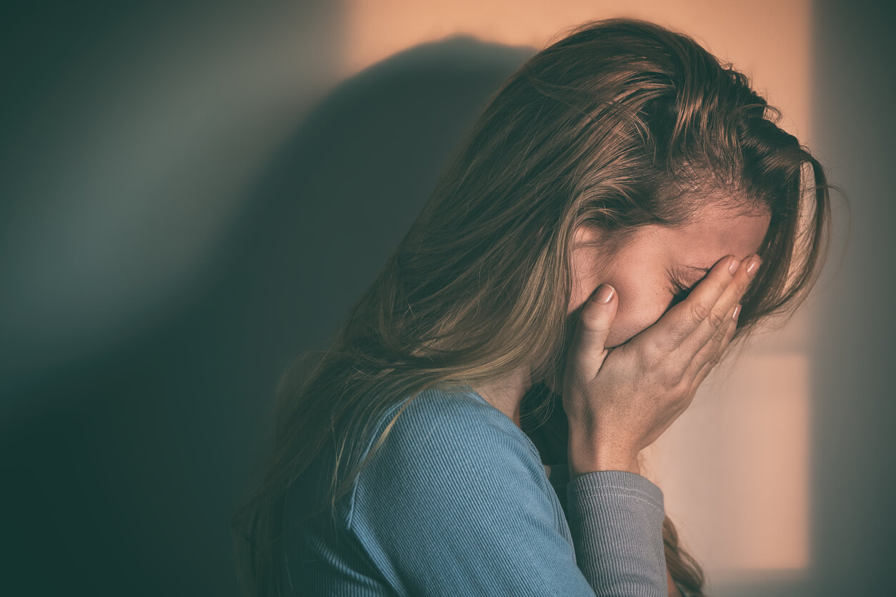 Une jeune fille qui pleure.