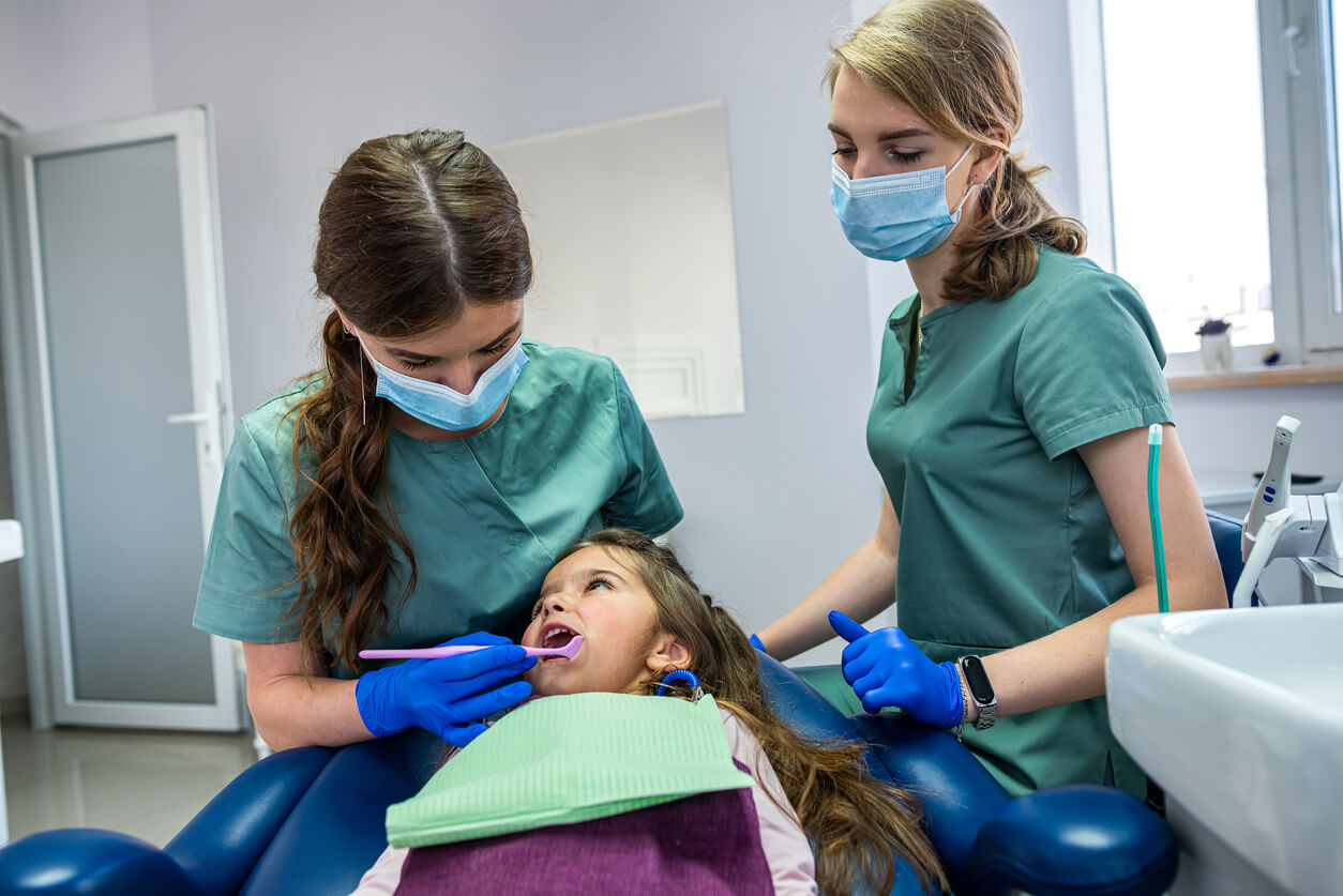 Examen dental pediátrico de rodilla a rodilla: qué es y cómo se hace