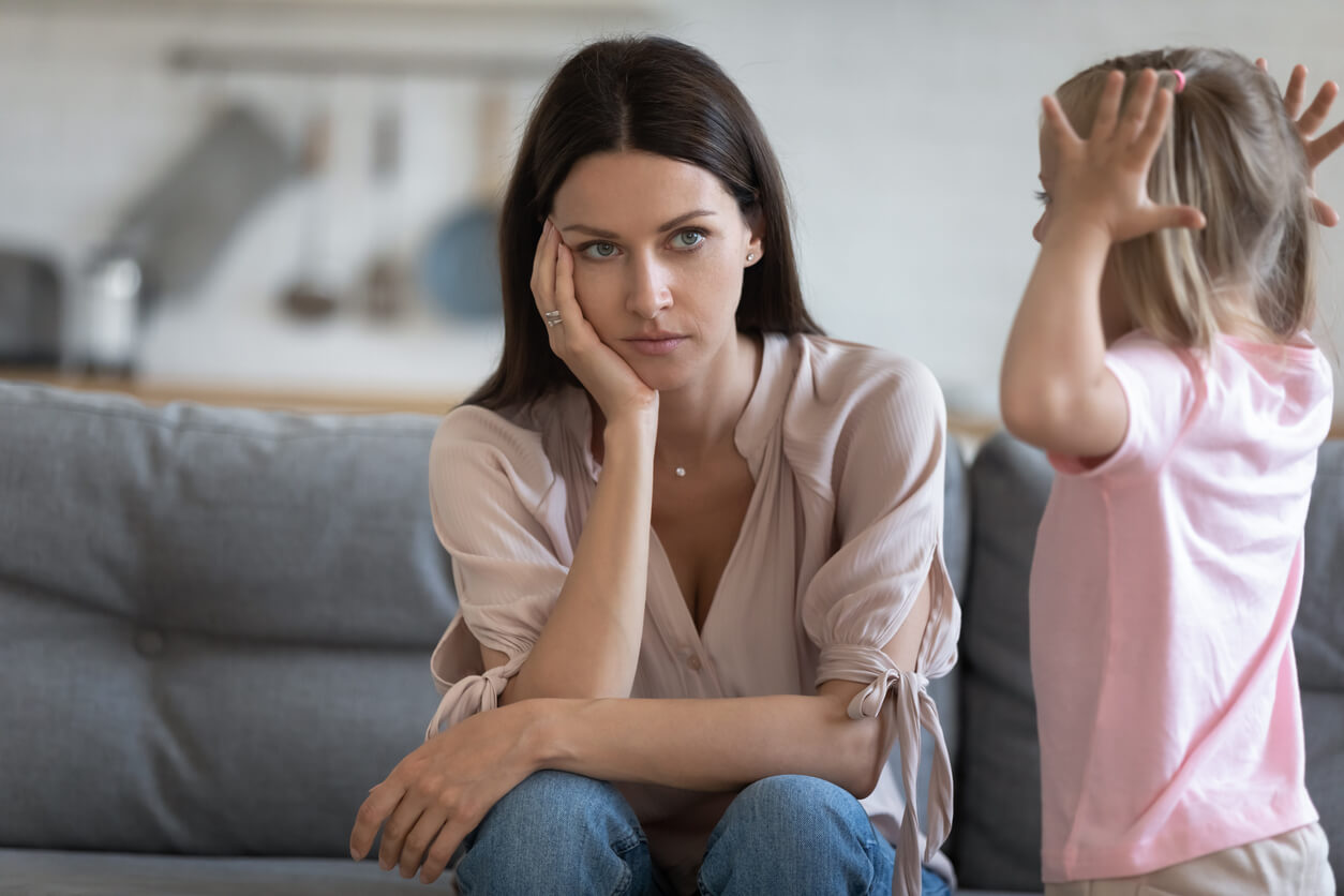 Mi hijo se porta mejor con otras personas que conmigo: ¿por qué ocurre?