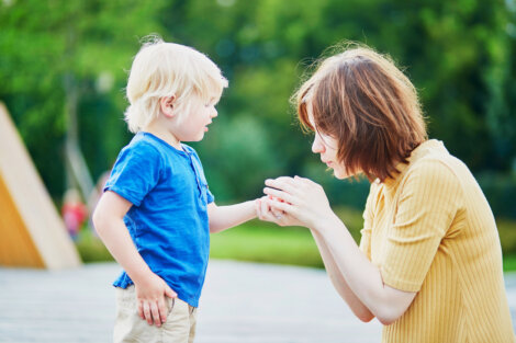 ¿Cómo quitar una astilla a un niño?