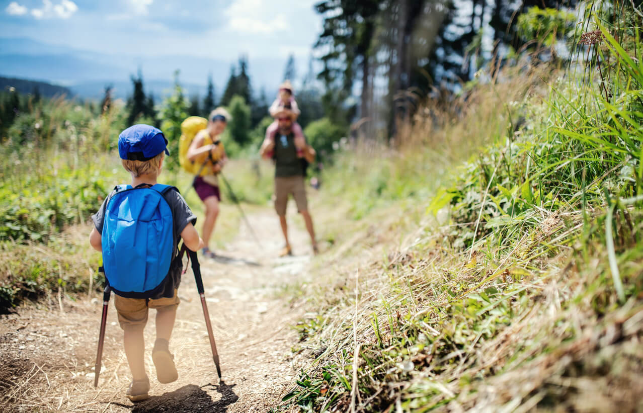 Wandern mit Kindern - Familie bei einer Wanderung