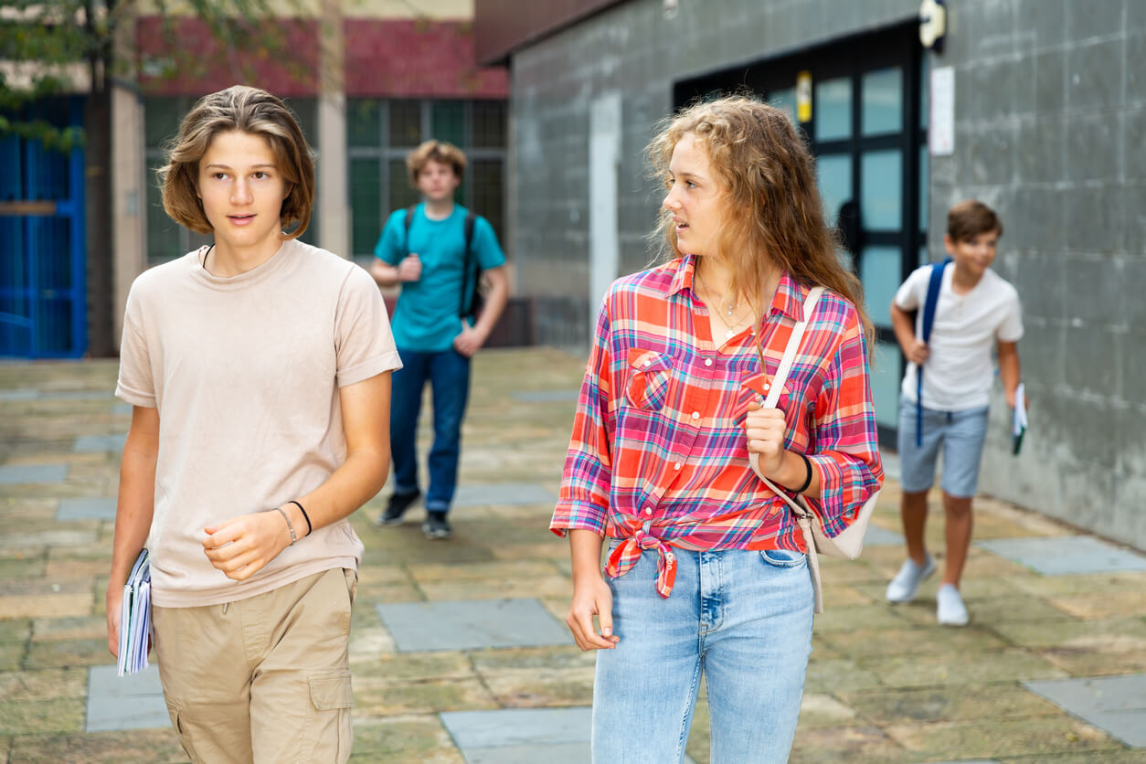 Des adolescents dans la rue.